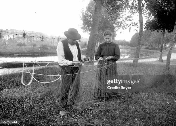 Manufacture of fishing nets. Put lead. France, on 1920's. BOY-15448.