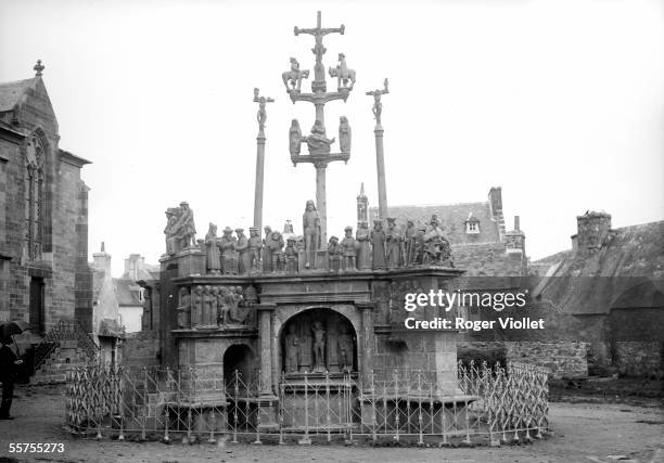 Plougastel-Daoulas . The Calvary . Photograph Henri Roger, about 1895. RV-73140.