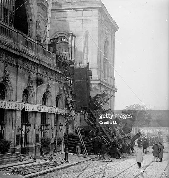 Accident of the station Montparnasse. Paris, October 22, 1895. LL-21812 B STEREO.