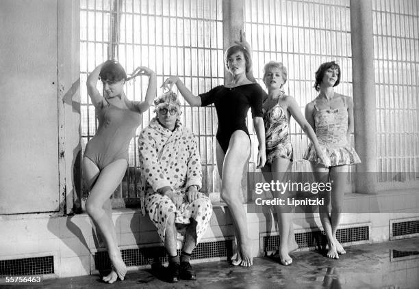 Claude Chabrol, French film-maker, during the shooting of the " Good Women ", surrounded with his interpreters: Bernadette Lafont, Stephane Audran,...