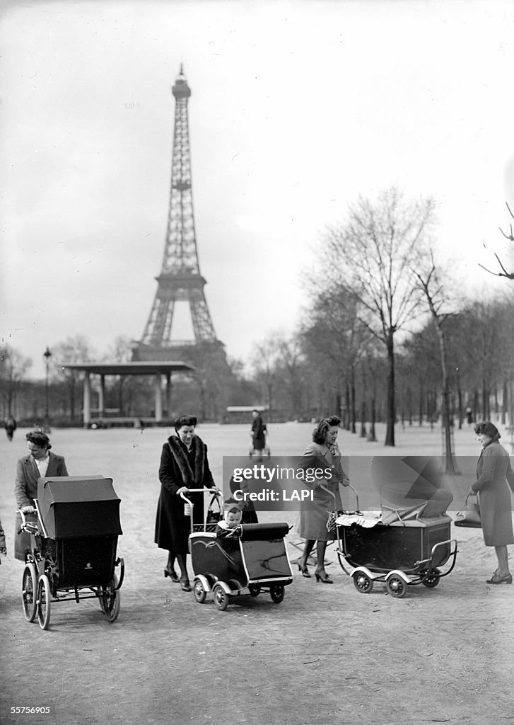 War 1939-1945. Housewives walking their babies. Pa