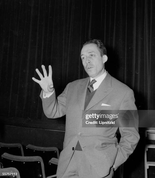 Albert Camus during a rehearsal of the detail " Caligula ". Paris, theater of Paris, on 1958. LIP-5087-101.