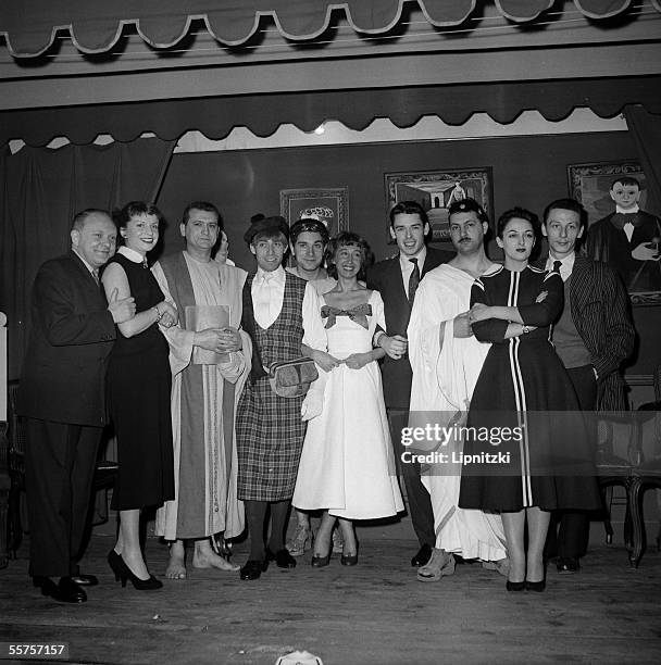 Cabaret " At Gilles ". From left to right: Francoise Dorin, Claude Pieplu, Henri Garcin, Jean Poiret, Cora Vaucaire, Jacques Brel, Michel Serrault....