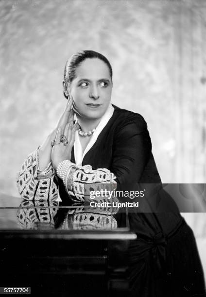 Helena Rubinstein , American naturalized Polish beautician. LIP-16820.