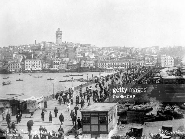 Istanbul overview with, in the foreground, the bridge Galata, about 1900. CAP-513.