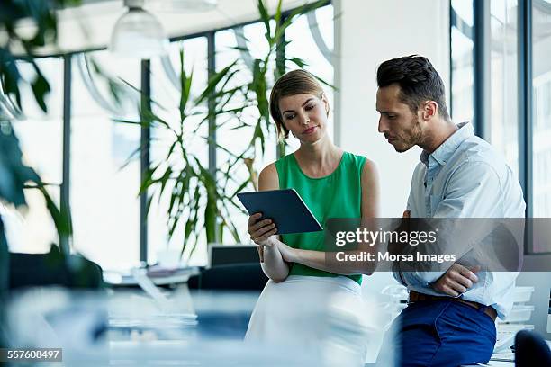 empresarios que usan una tableta digital en la oficina - blue shirt fotografías e imágenes de stock