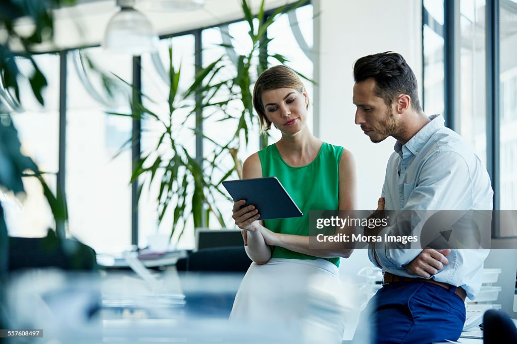 Uomini d'affari che usano tablet digitale in ufficio