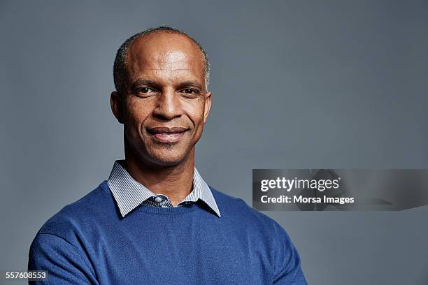 confident businessman over gray background - portrait grey background stock-fotos und bilder