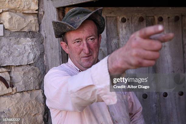 rural man pointing out. - mountain village stockfoto's en -beelden