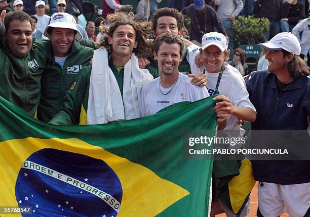 Gustavo Kuerten y Ricardo Mello festejan con el resto del equipo de Brasil la victoria 3-1 sobre Uruguay el 25 de setiembre de 2005 en Montevideo,...