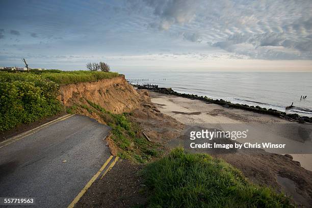 end of the road - erosion foto e immagini stock