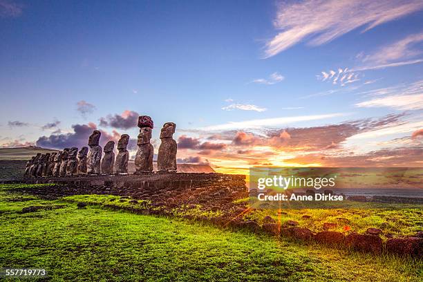 ahu tongariki at sunrise, easter island - easter island fotografías e imágenes de stock