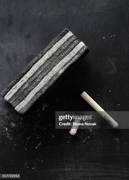chalk with eraser - krijt kunstnijverheiduitrusting stockfoto's en -beelden