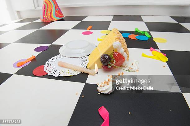 Dropped Cake 275 Birthday Cake On The Floor Stock Photos, High-Res Pictures, and ...