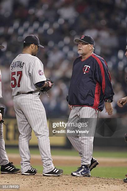 Manager Ron Gardenhire of the Minnesota Twins meets with Johan Santana during the game against the Chicago White Sox at U.S. Cellular Field on August...