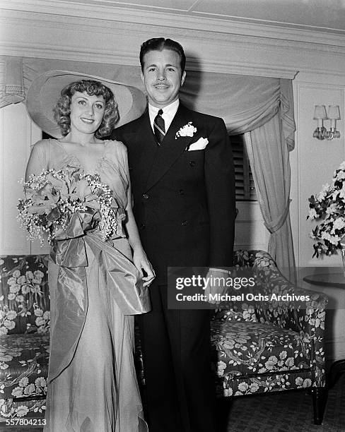 Actor Dick Powell poses with his new wife actress Joan Blondell in Los Angeles, California.