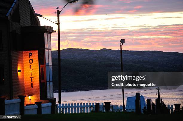 |midnight sun at kirkenes. norway - midnight sun norway stock-fotos und bilder