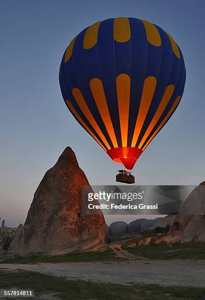 hot air balloon and fairy chimneys, cappadocia - cappadocia hot air balloon stock-fotos und bilder