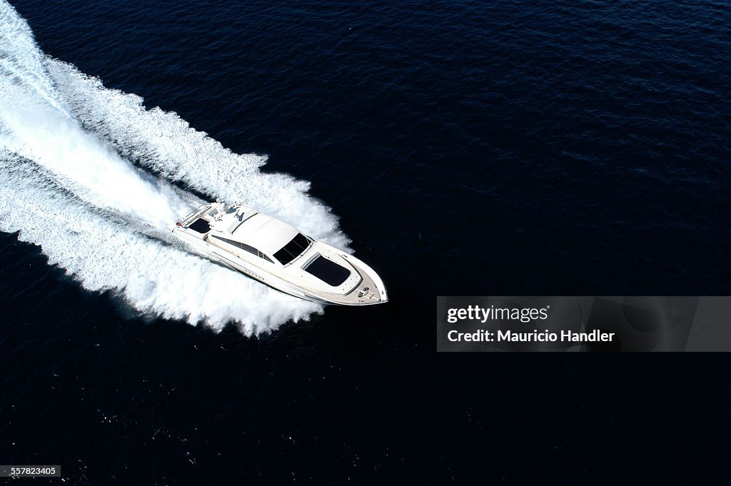 A powerboat speeding through Drakes Channel.