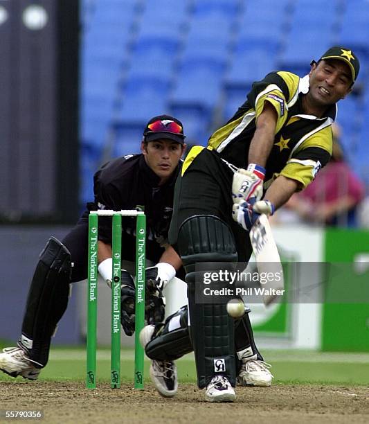 Pakistan's Saeed Anwar in action watched by New Zealand wicket keeper Adam Parore before being bowled by Daniel Vettori for 48 runs in their ODI...