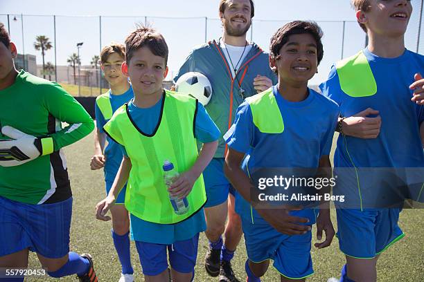 boys soccer team preparing for a game - 9:30 club stock pictures, royalty-free photos & images