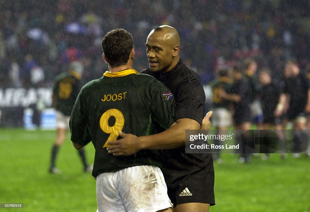 Jonah Lomu embraces Joost van deer Westhuizen, aft