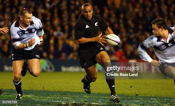 Jonah Lomu splits the Scotish defence of James MLaren and Jon Steel, during the rugby test at Murryfield, Edinburgh, won 376 by the All Blacks.