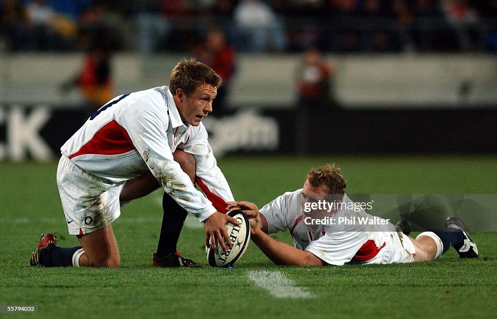 Englands sole points scorer Jonny Wilkinson lines