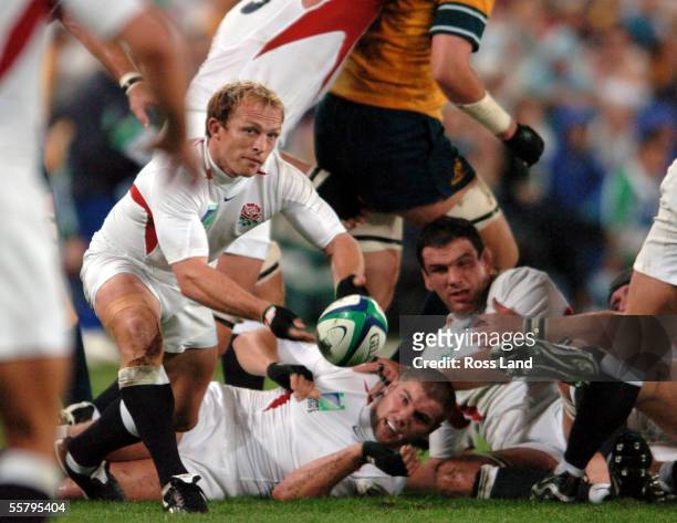 Matt Dawson passes from the back of the ruck, watched by Ben Cohen and Martin Johnson , during Englands 2017 win over Australia in extra time in the...