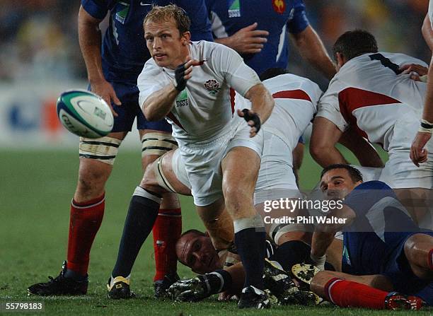 England's Matt Dawson clears the ball from the maul against France in their Rugby World Cup semifinal at Telstra Stadium, Sunday.England won 247.