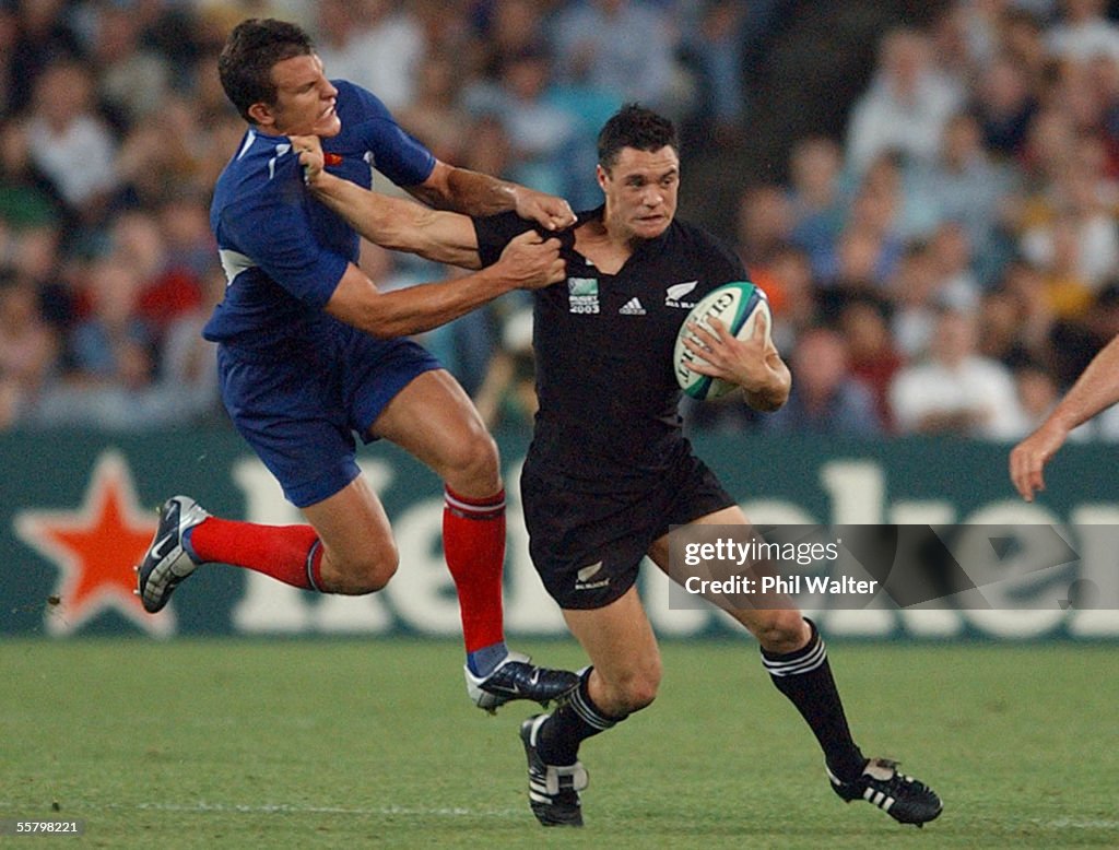 All Black Dan Carter lifts up France's Dmitri Yach