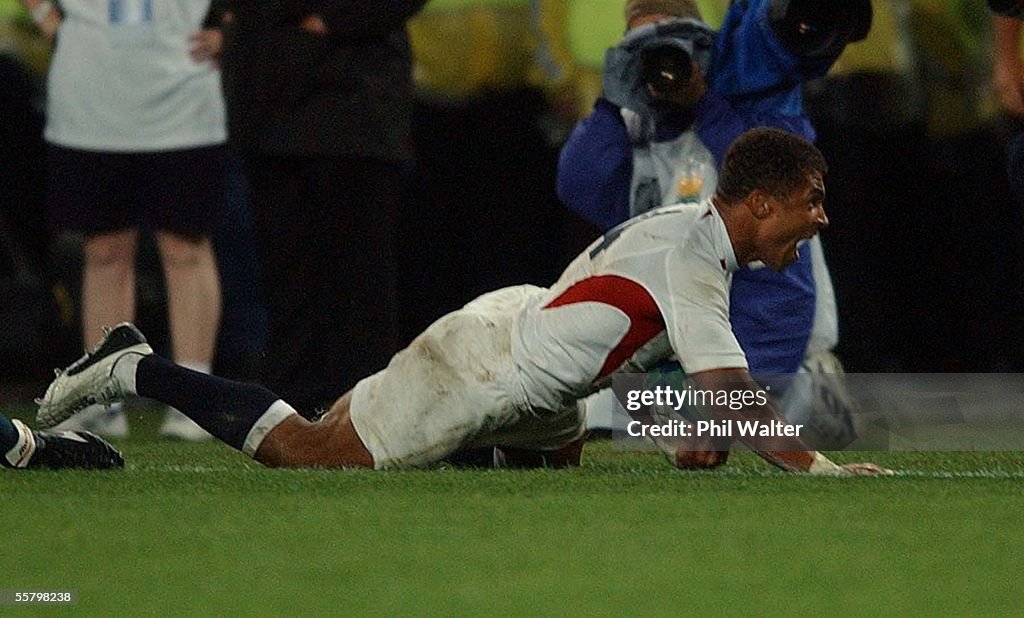 England's Jason Robinson celebrtates his try again