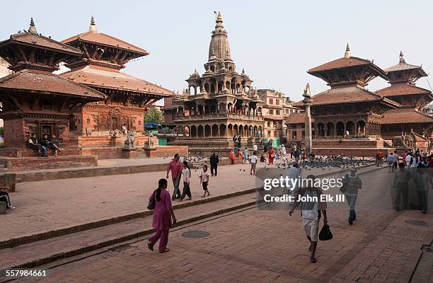 durbar square street scene with temples - piazza durbar kathmandu stock-fotos und bilder