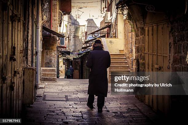 orthodox jewish man walking in old town, jerusalem - jerusalem market stock pictures, royalty-free photos & images