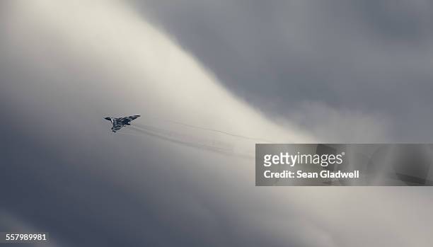 flying high - militair vliegtuig stockfoto's en -beelden
