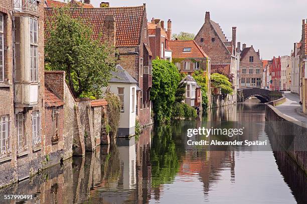 houses near the water canal in bruges, belgium - bruges stockfoto's en -beelden