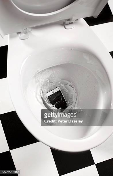 smart phone dropped in toilet - toilettes photos et images de collection