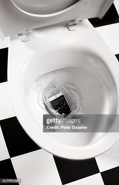 smart phone dropped in toilet - inconveniência imagens e fotografias de stock