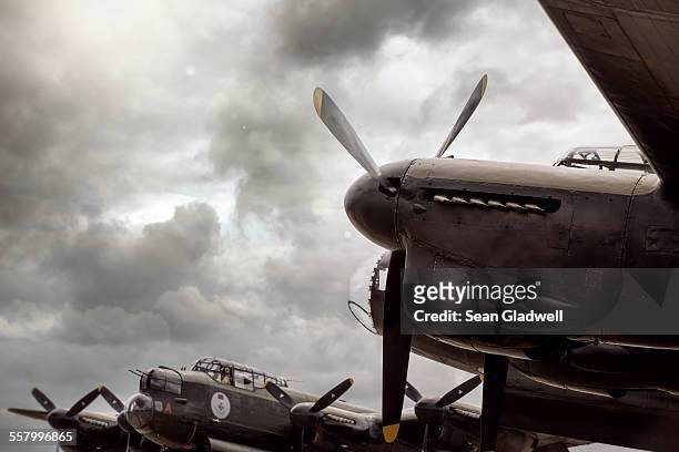 lancaster bomber aircraft - seconde guerre mondiale photos et images de collection