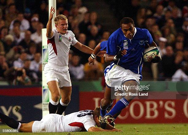 Sailosi Tagicakibau runs through the tackle of Jonny Wilkinson as Neil Back looks on during Englands 3522 win over Samoa in their sides the Pool C...