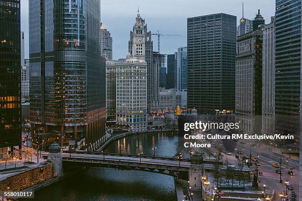 magnificent mile on michigan avenue, chicago, usa - michigan avenue chicago stockfoto's en -beelden