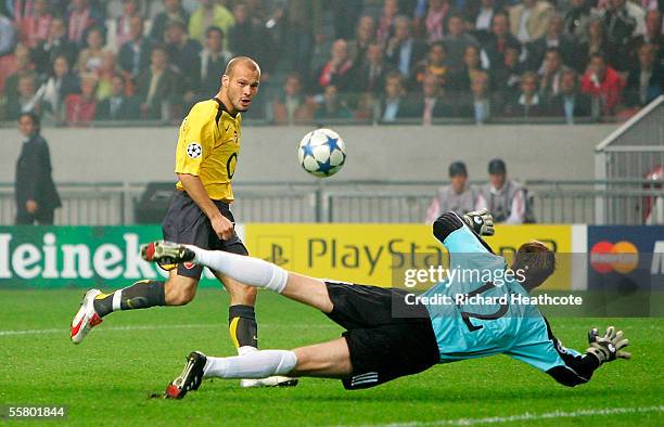 Fredrik Ljungberg of Arsenal scores the first goal during the UEFA Champions League, group B, match between Ajax and Arsenal at the Amsterdam Arena...
