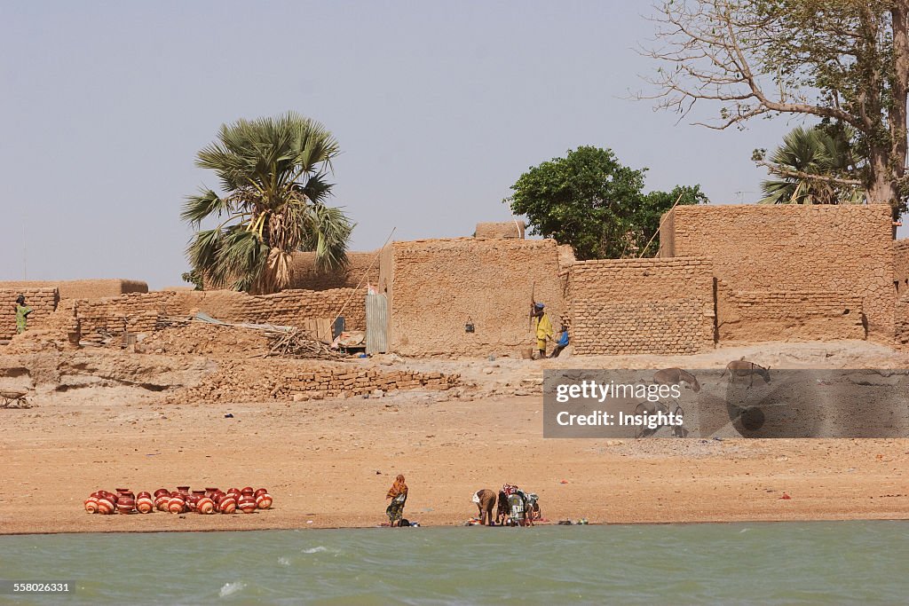 Village along the shores of the Niger River between Mopti and Lake Debo, Mali