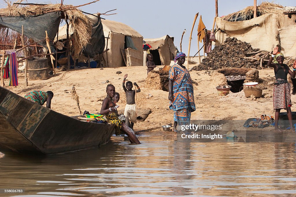 Village people along the shores of the Niger River between Mopti and Lake Debo, Mali