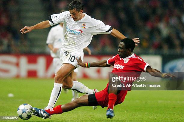 Armand Deumi of FC Thun vies with Miroslav Slepicka of Sparta Prague, 27 September 2005 at the Stade de Suisse in Bern, during their Champions League...