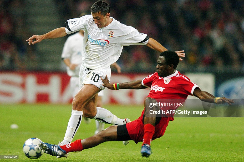 Armand Deumi (R) of FC Thun vies with Mi