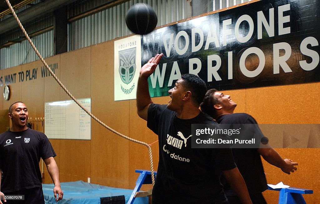 Warriors players (LR) Motu Tony,Ali Lauiti'iti and