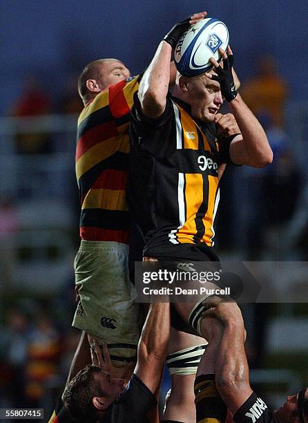 Taranaki No4 Paul Tito wins the ball over Keith Robinson during the Air New Zealand Rugby NPC 1st division match between Waikato and Taranaki played...