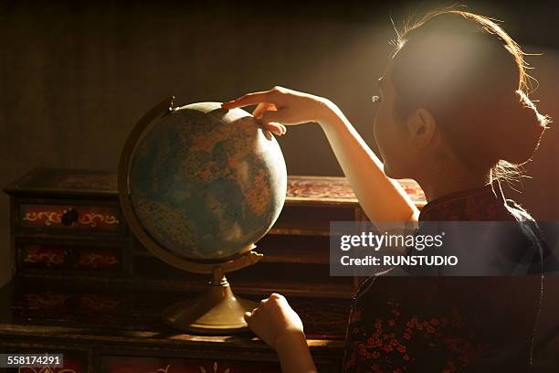 studio chinese girl - azië en pacifisch gebied stockfoto's en -beelden