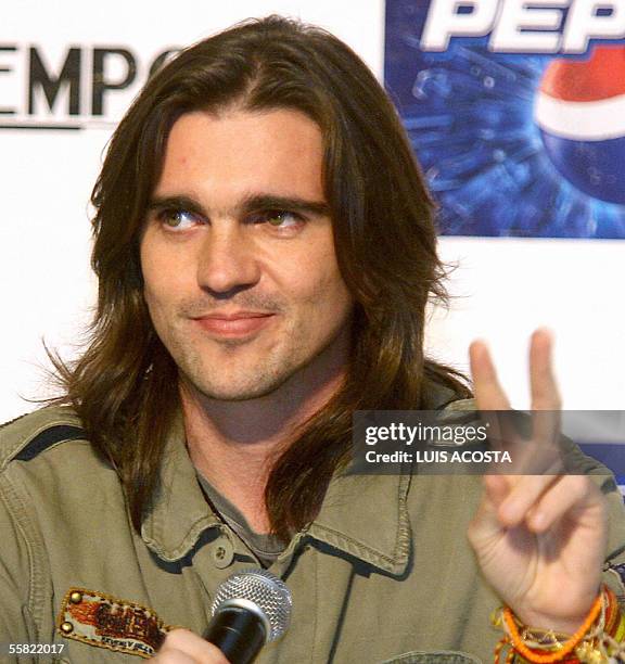 El cantautor Colombiano Juanes saluda a sus seguidores durante una rueda de prensa en Bogota, el 28 de septiembre de 2005. Juanes dara seis...